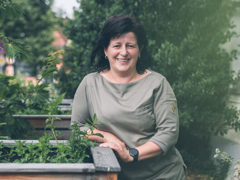 Kosmetik und Massage Mitarbeiterin Hotel Eibl-Brunner.