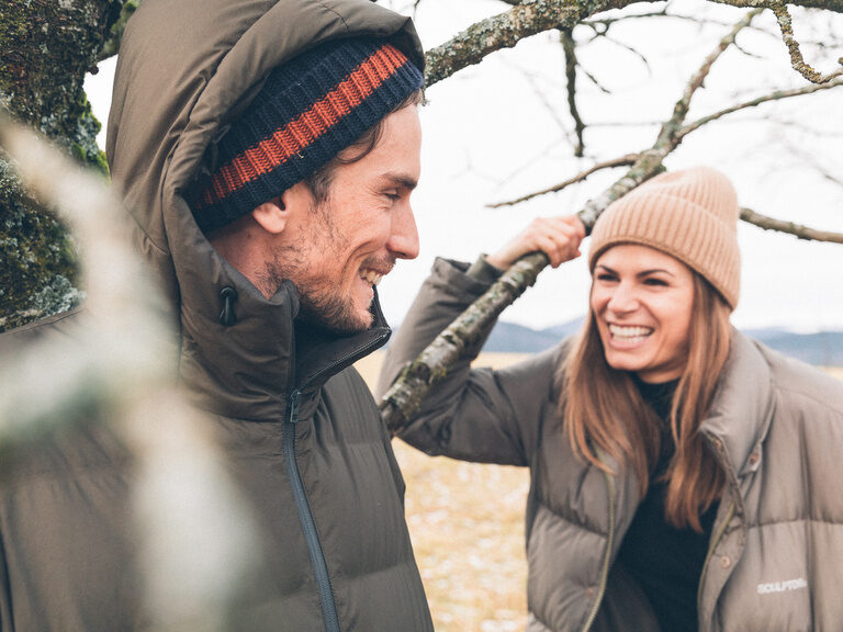 Ein Paar bei herbstlichen Temperaturen auf einem Feld in der Nähe des Hotel Eibl-Brunner.