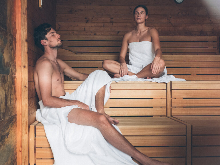 Gäste Paar genießt die finnische Sauna in der Saunawelt des Hotel Eibl-Brunner.