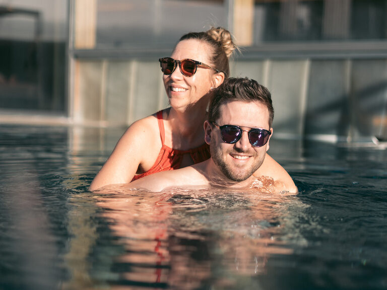 Ein Paar genießt gemeinsam die schöne Zeit im Wellnesspool des Hotels Eibl-Brunner im Bayerischen Wald.