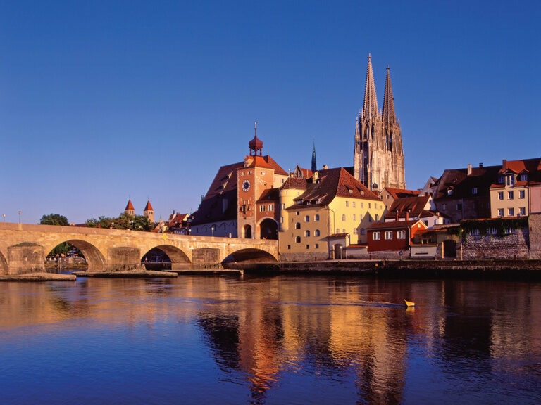 Am Ufer der Donau genießt man gerne die lauen Sommerabende, mit Blick auf den Regensburger Dom und die Steinerne Brücke die über den Fluss führt.
