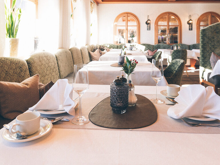 Gedeckter Tisch mit Serviette und Sektglas, für ein Genusserlebnis im Hotel Eibl-Brunner.
