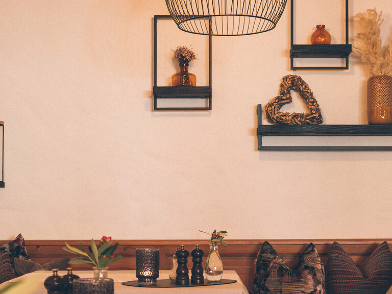 Gedimmtes, angenehmes Licht über den Tischen im Hotelrestaurant Hotel Eibl-Brunner.