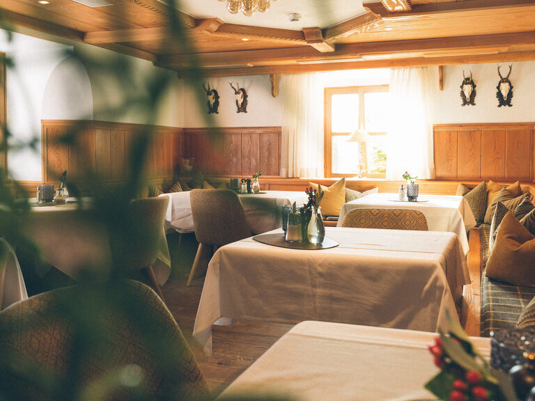 Gemütliche, helle Stube mit vielen Tischen im Restaurant des Hotel Eibl-Brunner.
