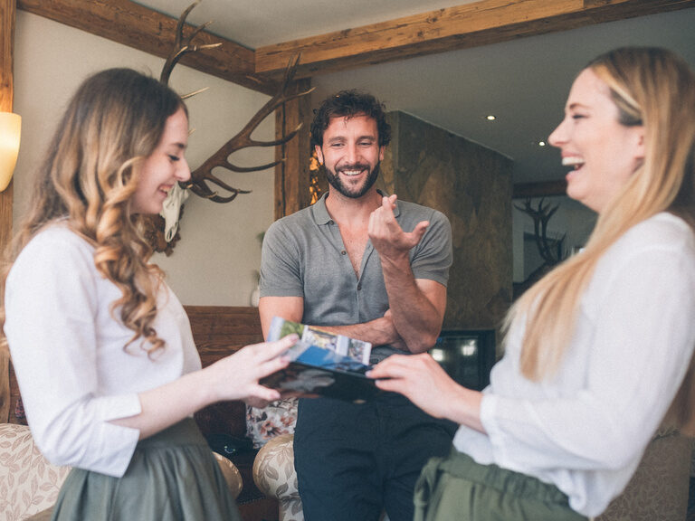 Gästebetreuung im Hotel Eibl-Brunner an der Rezeption - Routenpläne für Fahrradtouren und Wanderungen.