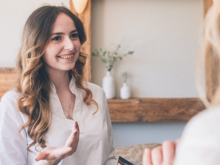 Gästebetreuung im Hotel Eibl-Brunner an der Rezeption.