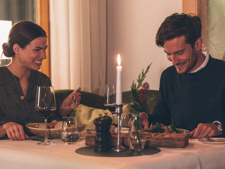 Ein Gäste Paar beim romantischen Dinner im Restaurant Hotel Eibl-Brunner.