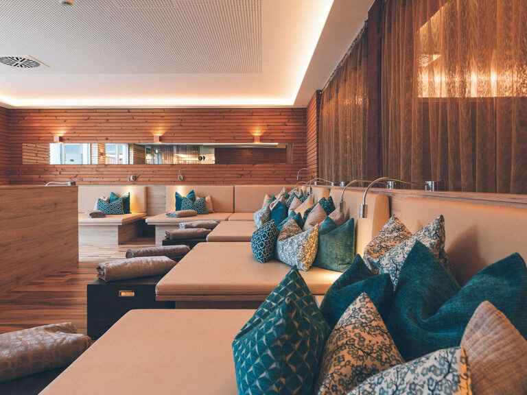 Gemütliche Liegen im Ruhebereich der Saunalandschaft des Hotel Eibl-Brunner, mit vielen Kissen zum Wohlfühlen.