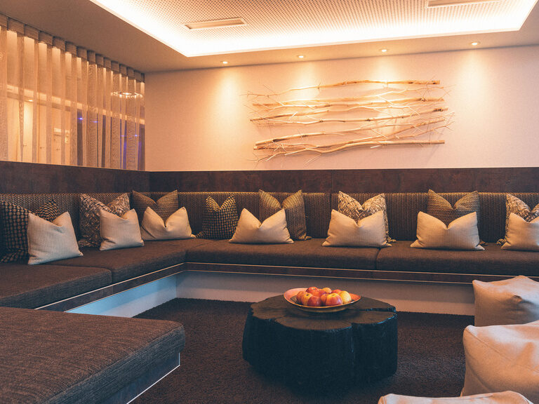 Gemütliche Sitzgelegenheiten im Ruhebereich der Saunalandschaft im Hotel Eibl-Brunner.