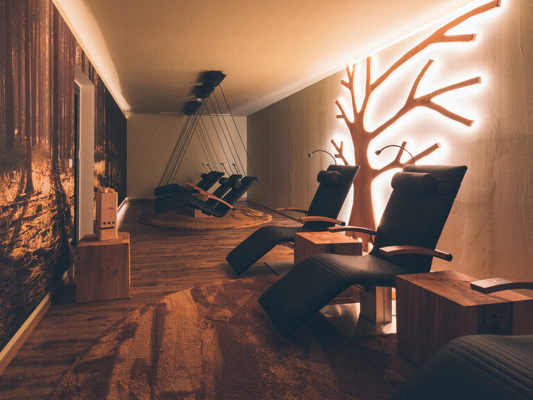 Ruheraum mit Schwingliegen und gedimmten Stimmungslich im Hotel Eibl-Brunner.
