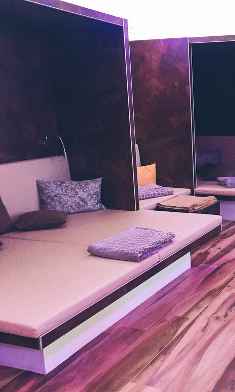 Gemütlich eingerichteter Ruheraum mit angenehmen Ambientelicht und flauschigen Kissen im Hotel Eibl-Brunner.