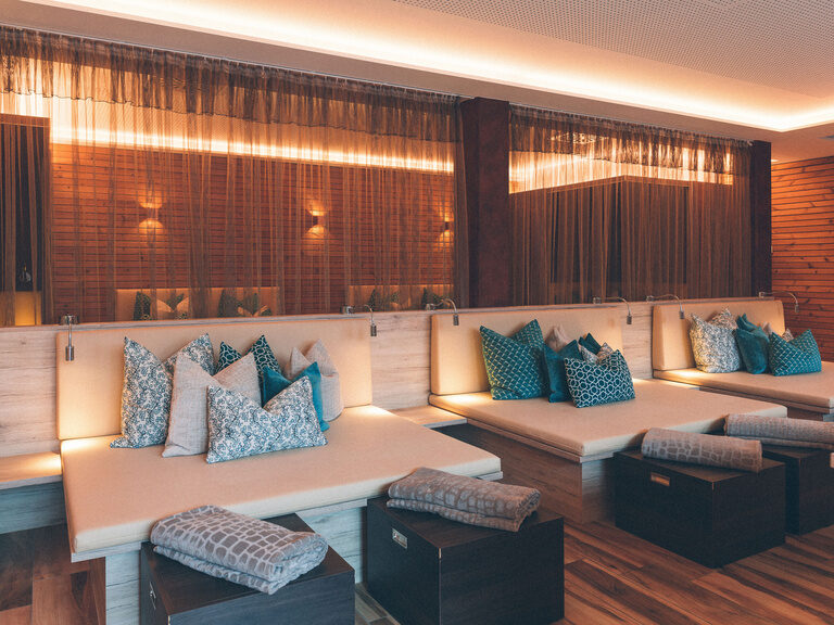 Gemütlicher Ruheraum mit Entspannugsliegen im Wellnessbereich Hotel Eibl-Brunner.