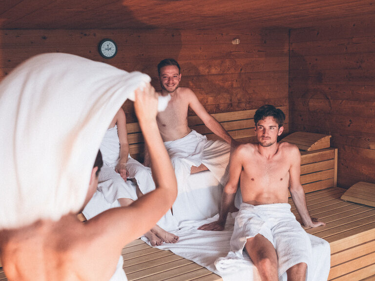 Entspannender Saunagang mit Aufguss und Handtuchwedeln in der finnischen Sauna des Hotel Eibl-Brunner.