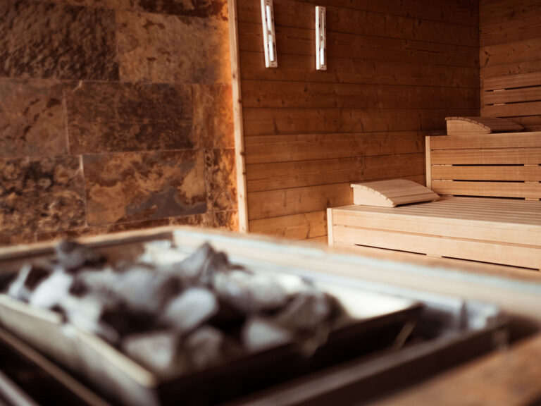 Ausschnitt mit Saunaofen in der finnischen Sauna im Hotel Eibl-Brunner.