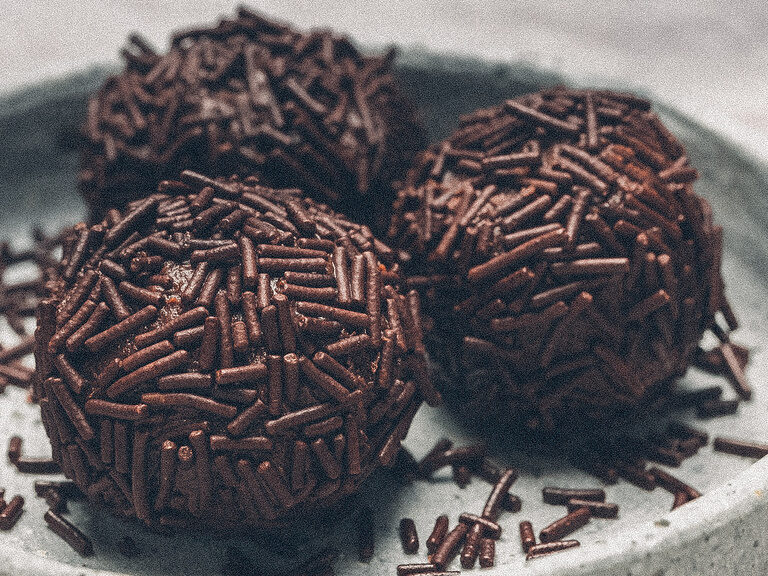 Selbstgemachte Schokoladen Bällchen ummantelt mit Schokoladenstreuseln aus der Küche des Hotel Eibl-Brunner.