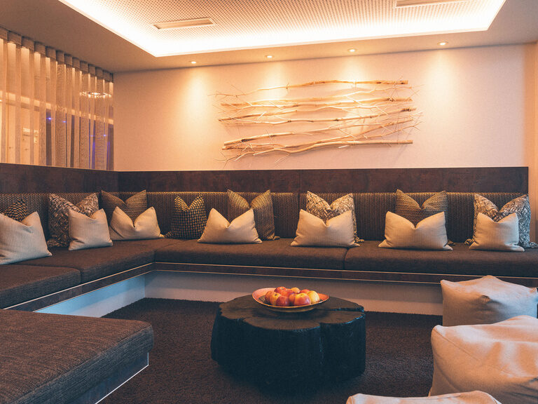 Gemütliche Sitzlounge im Wellnessbereich im Hotel Eibl-Brunner.