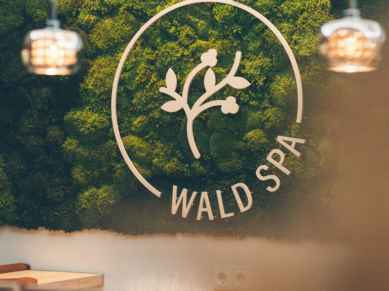 Wald Spa Logo auf Moos im Eingang des Wellnessbereich im Hotel Eibl-Brunner.