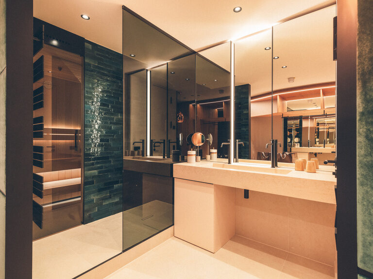 Blick auf Waschbecken und die offene-begehbare Dusche im Wald Spa Studio im Wellnesshote Eibl-Brunner.