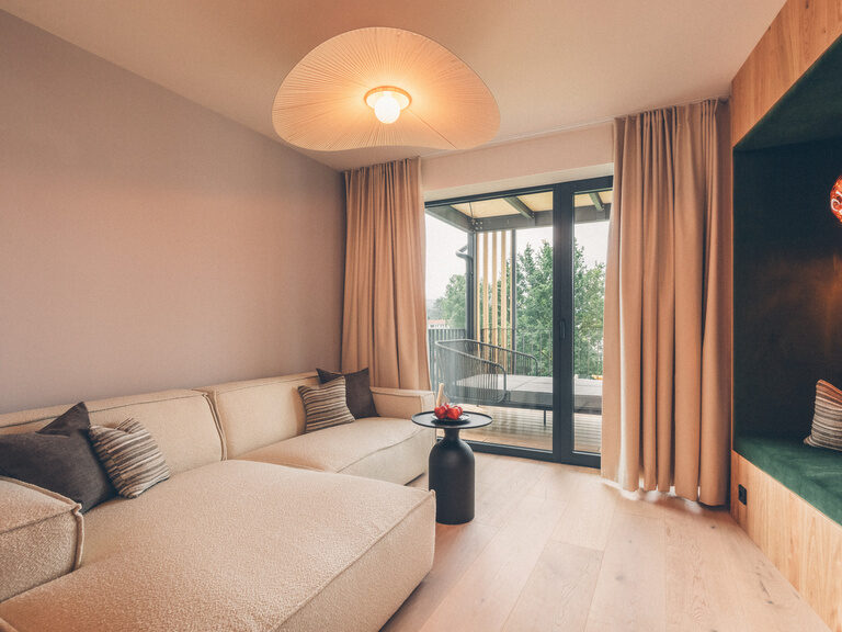 Gemütliche Leseecke/Leselounge mit Zugang zum Balkon, in der Wald Spa Suite-73 im Hotel Eibl-Brunner.