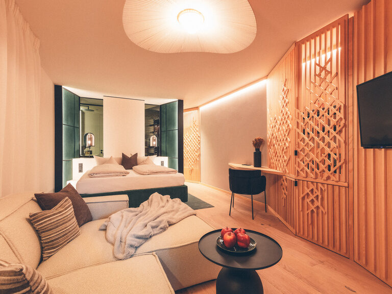 Sitzecke mit Blick auf das Doppelbett im Wald Studio im Hotel Eibl-Brunner.