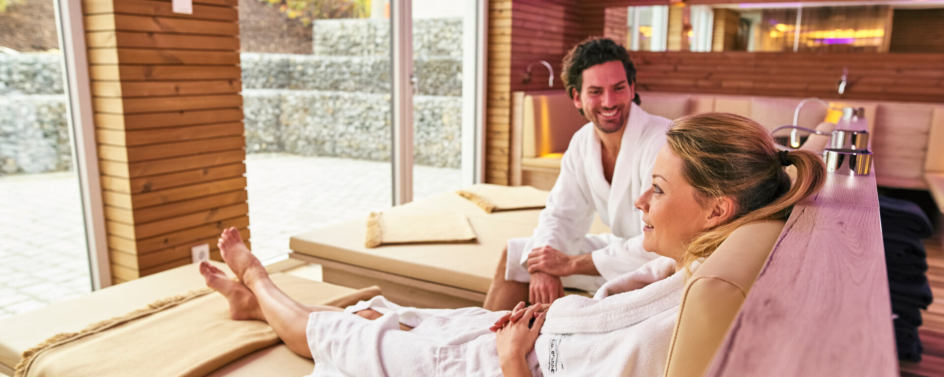 Zwei Gäste im Ruheraum der Wellnesswelt im Hotel Eibl-Brunner.