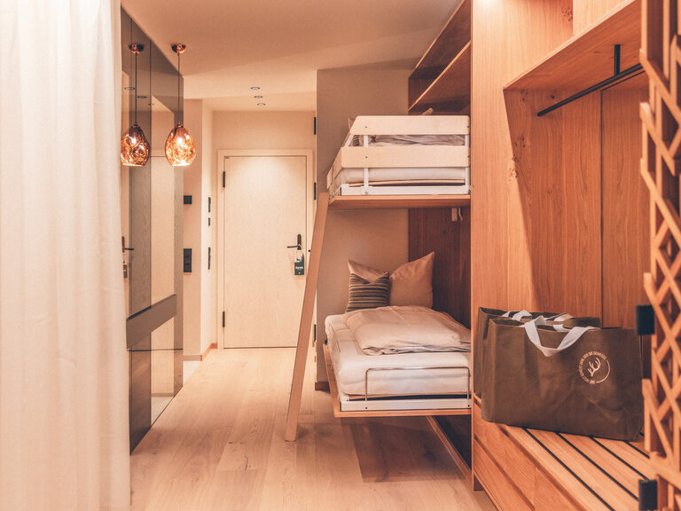 Gemütliche Zusatzbetten der Wald Spa Suite-60 gegenüber des Badezimmers, im Hotel Eibl-Brunner.