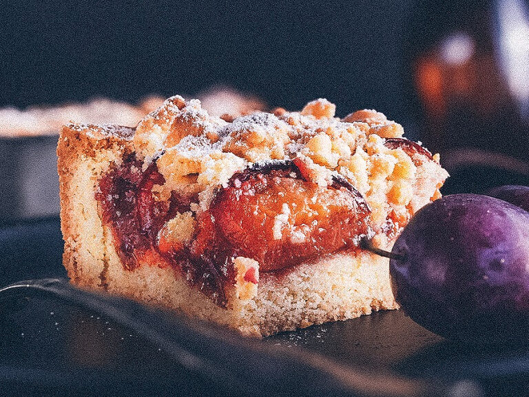 Saftiger Zwetschgen-Streuselkuchen im Hotel Eibl-Brunner.