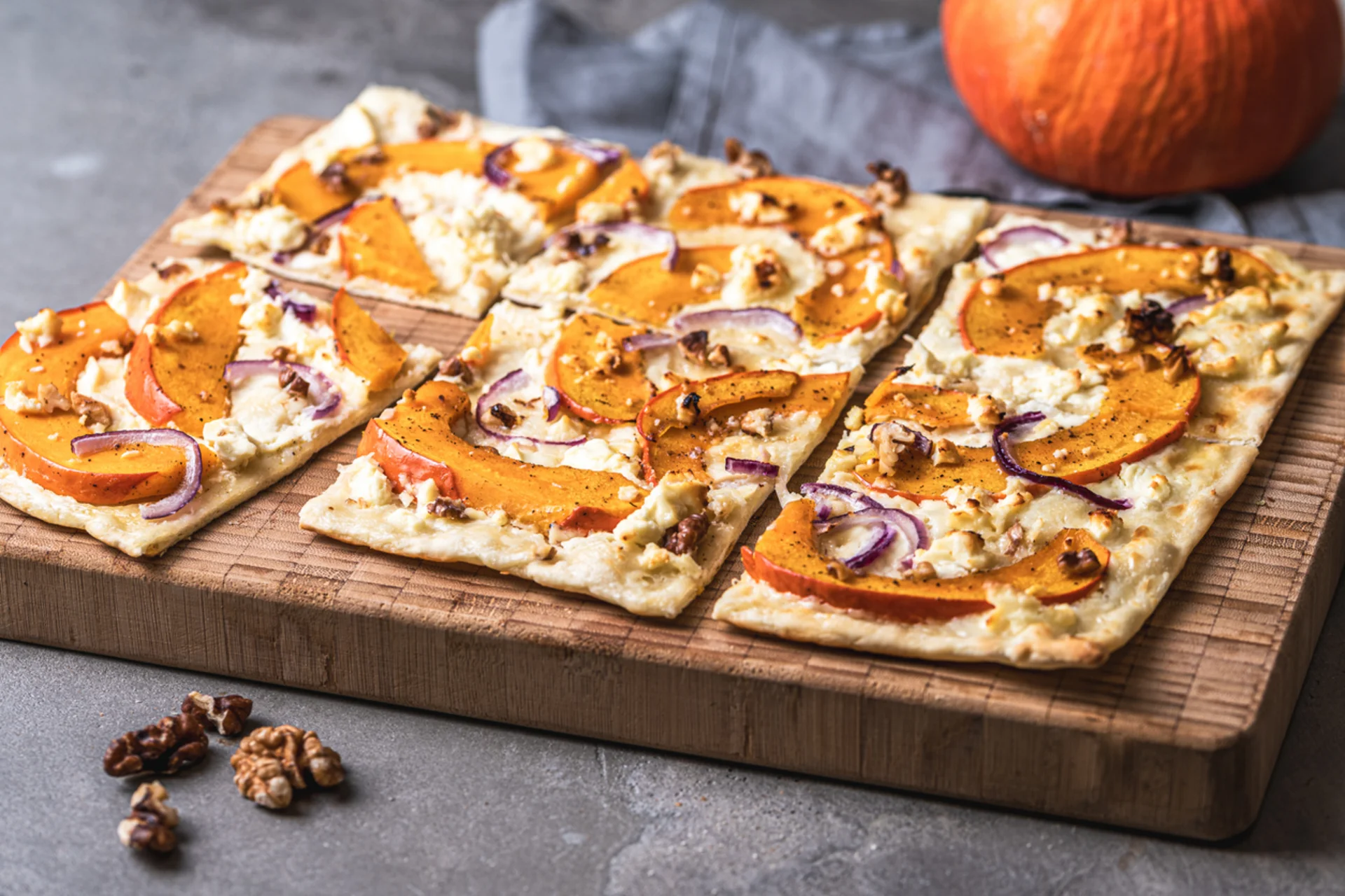 Leckerer Flammkuchen mit Kürbis, Birne, Feta und Walnüsse