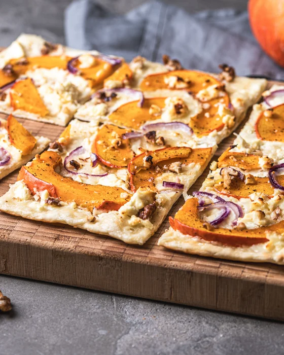 Leckerer Flammkuchen mit Kürbis, Birne, Feta und Walnüsse