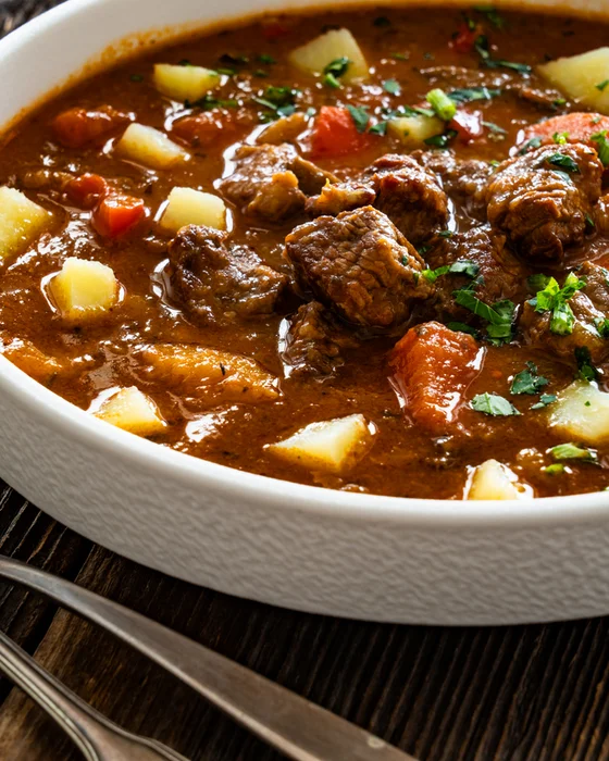 Leckere Gulaschsuppe für kalte Tage