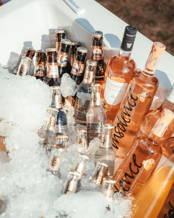 Verschiedene Flaschen mit Bier und Getränken in einem Eisbehälter gekühlt