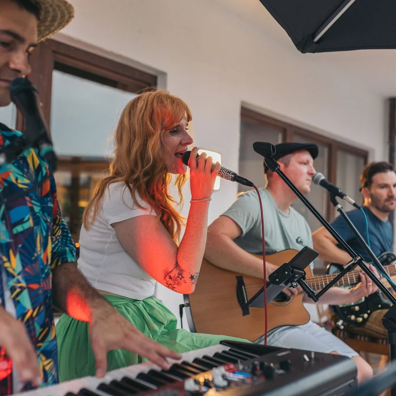 Band mit Sängerin, Keyboarder und zwei Gitarristen bei Live-Auftritt