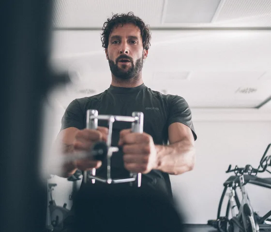 Mann trainiert mit Fitnessgerät in einem modernen Fitnessstudio