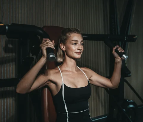 Frau trainiert mit Fitnessgerät in einem Fitnessstudio